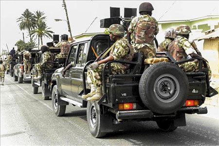 una patrulla de militares nigerianos El jefe del Ejército nigeriano sale ileso de una emboscada de Boko Haram